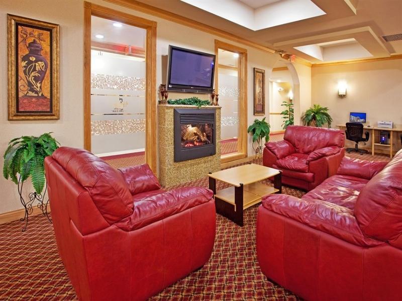 Holiday Inn Express & Suites Utica By Ihg Buitenkant foto