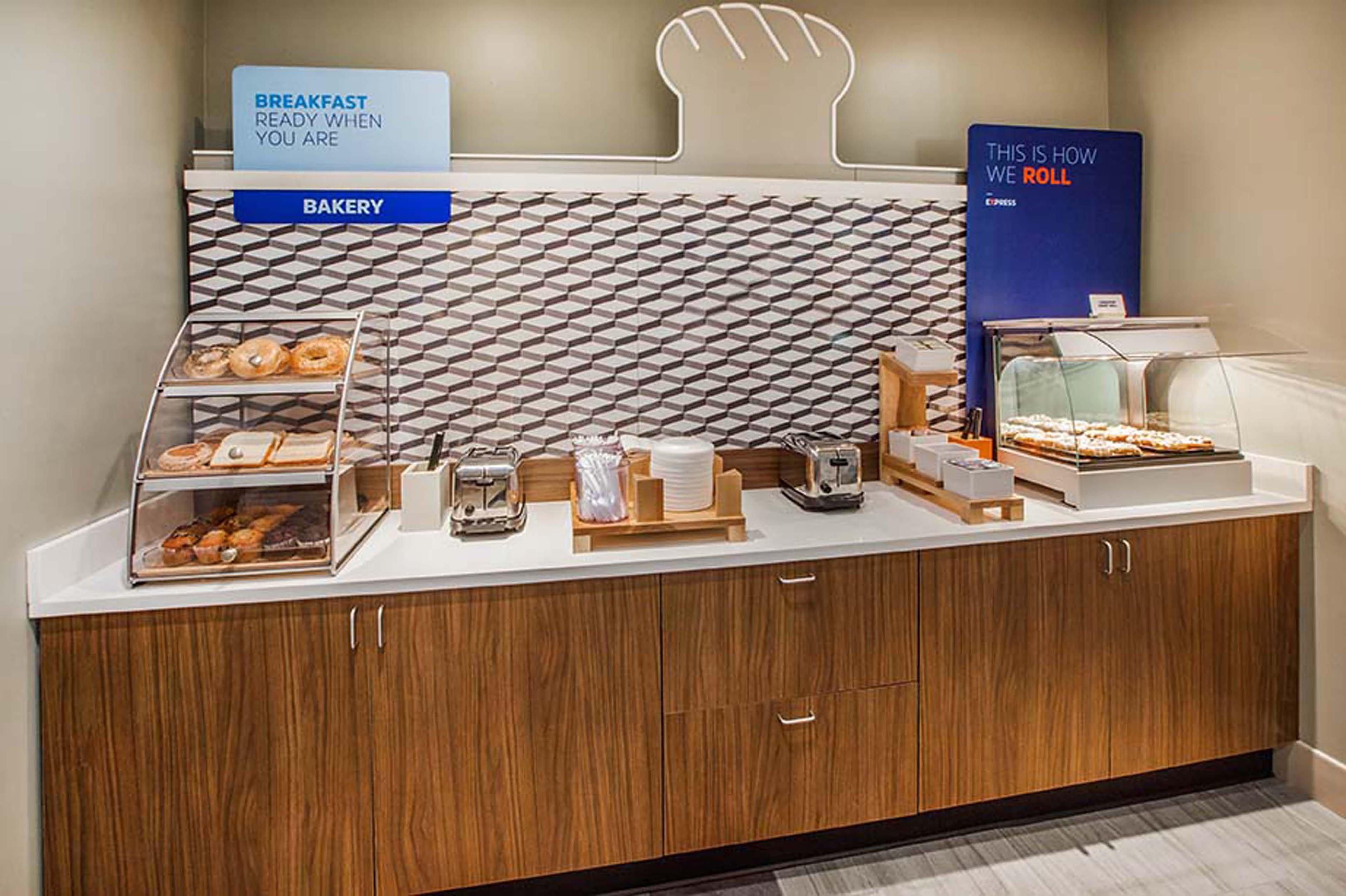 Holiday Inn Express & Suites Utica By Ihg Buitenkant foto