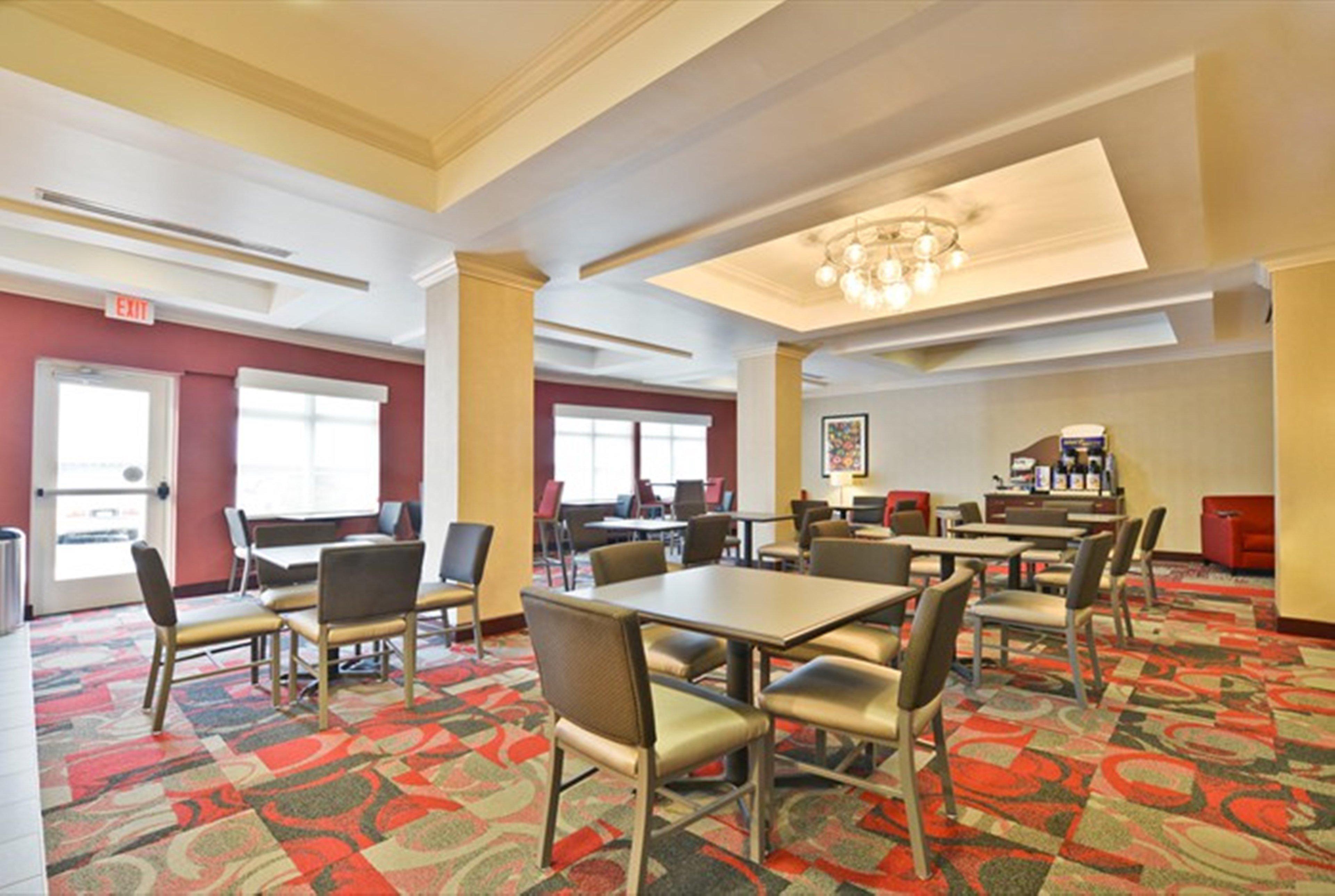 Holiday Inn Express & Suites Utica By Ihg Buitenkant foto