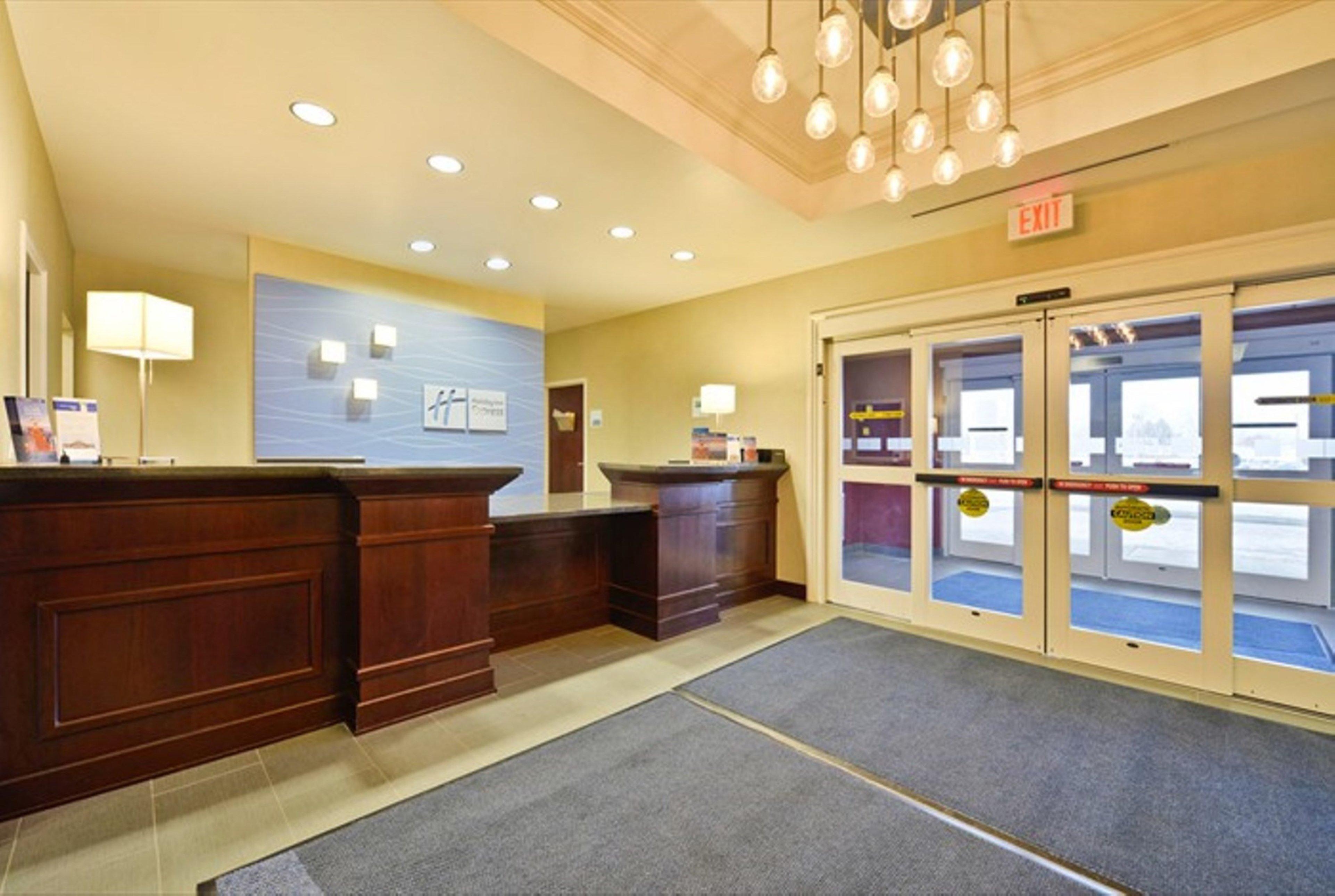 Holiday Inn Express & Suites Utica By Ihg Buitenkant foto