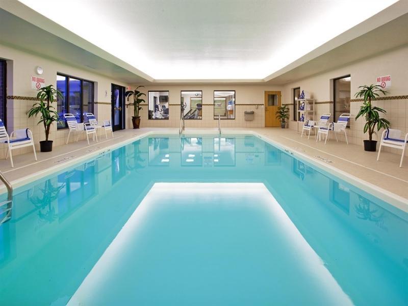 Holiday Inn Express & Suites Utica By Ihg Buitenkant foto