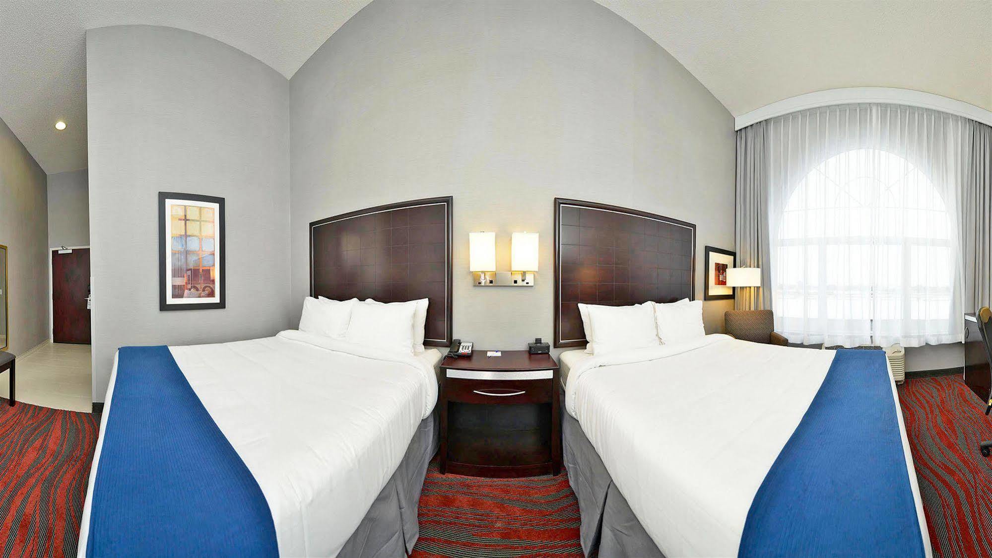 Holiday Inn Express & Suites Utica By Ihg Buitenkant foto