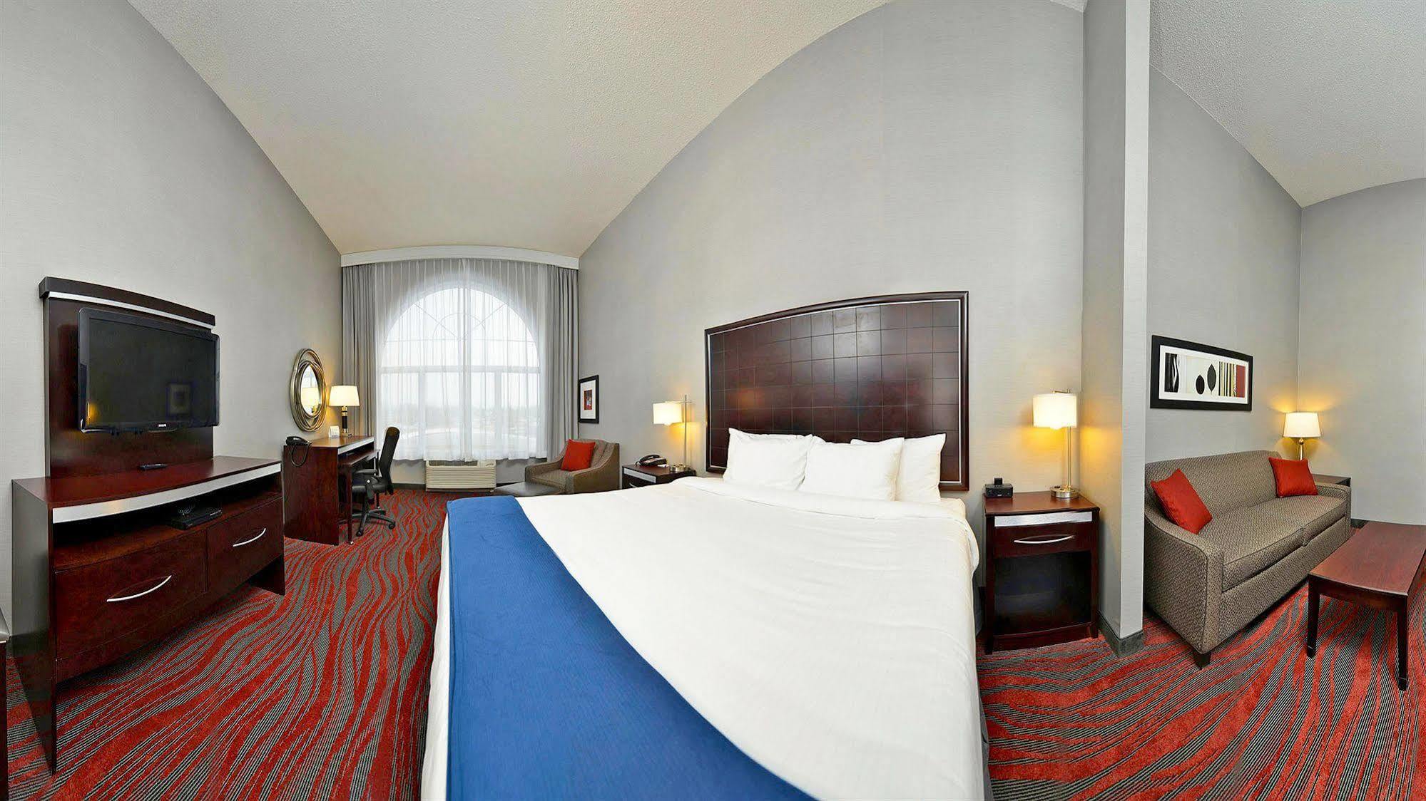 Holiday Inn Express & Suites Utica By Ihg Buitenkant foto