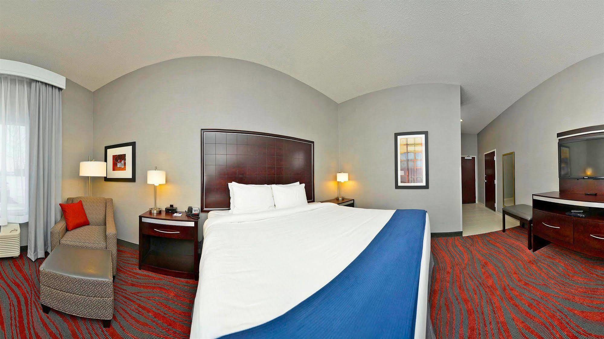 Holiday Inn Express & Suites Utica By Ihg Buitenkant foto