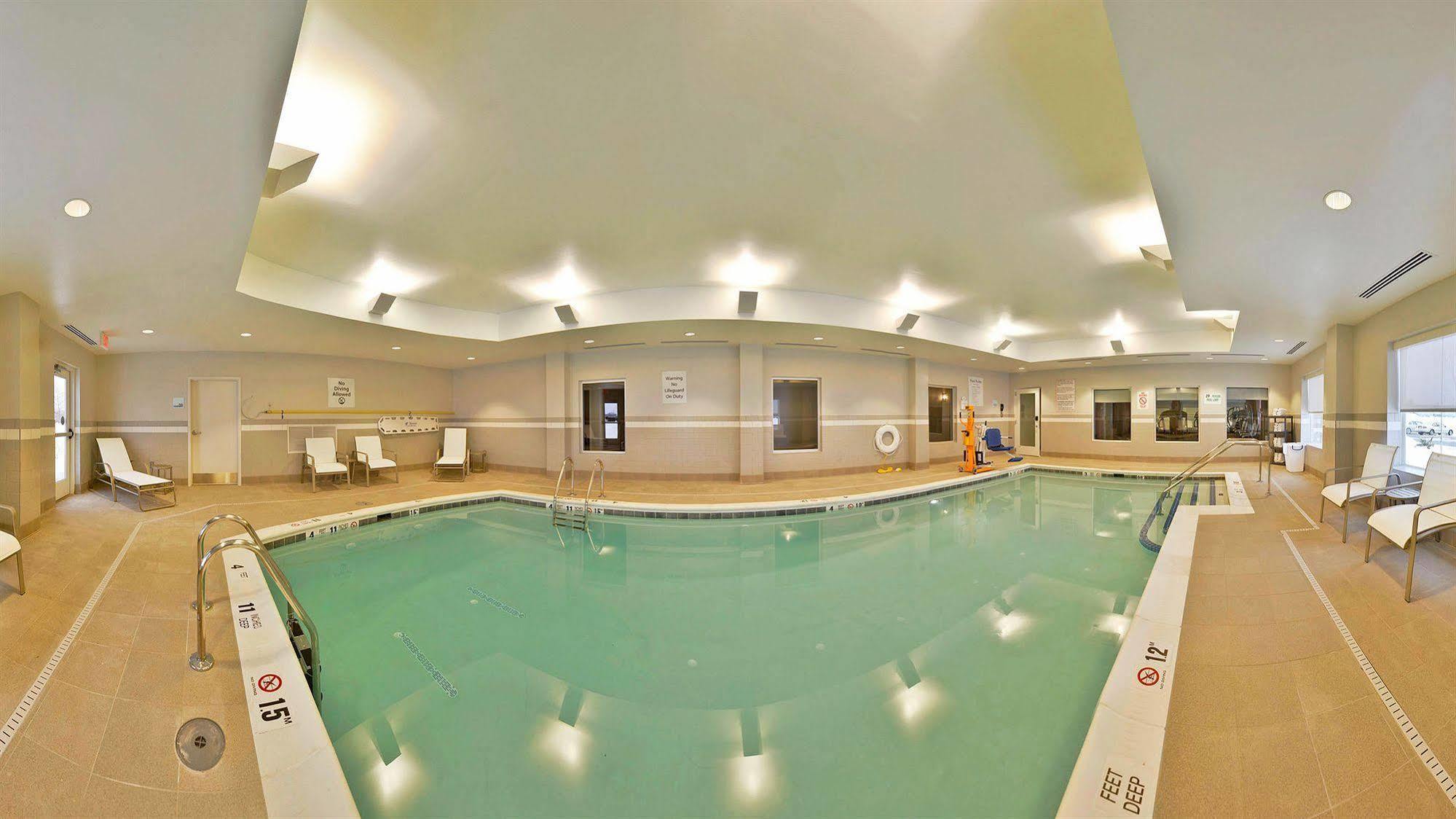 Holiday Inn Express & Suites Utica By Ihg Buitenkant foto